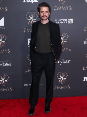 Luke Kirby, 13 Ocak 2024 tarihinde Los Angeles Los Angeles 'taki JW Marriott Live Platinum Balo Salonu' nda düzenlenen 75. Geleneksel Adaylar Emmy Ödülleri törenine katıldı..