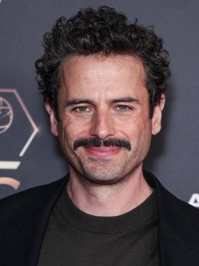 Luke Kirby, 13 Ocak 2024 tarihinde Los Angeles Los Angeles 'taki JW Marriott Live Platinum Balo Salonu' nda düzenlenen 75. Geleneksel Adaylar Emmy Ödülleri törenine katıldı..