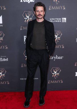 Luke Kirby, 13 Ocak 2024 tarihinde Los Angeles Los Angeles 'taki JW Marriott Live Platinum Balo Salonu' nda düzenlenen 75. Geleneksel Adaylar Emmy Ödülleri törenine katıldı..