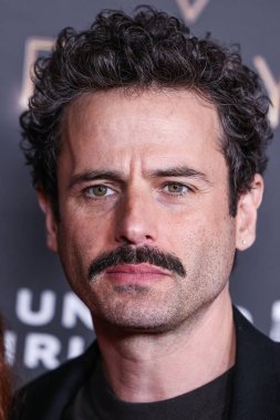 Luke Kirby, 13 Ocak 2024 tarihinde Los Angeles Los Angeles 'taki JW Marriott Live Platinum Balo Salonu' nda düzenlenen 75. Geleneksel Adaylar Emmy Ödülleri törenine katıldı..