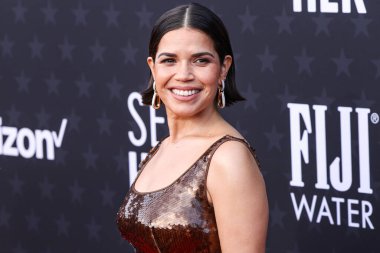 America Ferrera, Pomellato mücevherli özel bir Alberta Ferretti elbisesi ve Tyler Ellis debriyajı ile 14 Ocak 2024 'te Santa Monica, Los Angeles, Kaliforniya, ABD' de düzenlenen The Barker Hangar 'da düzenlenen 29.