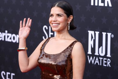 America Ferrera, Pomellato mücevherli özel bir Alberta Ferretti elbisesi ve Tyler Ellis debriyajı ile 14 Ocak 2024 'te Santa Monica, Los Angeles, Kaliforniya, ABD' de düzenlenen The Barker Hangar 'da düzenlenen 29.