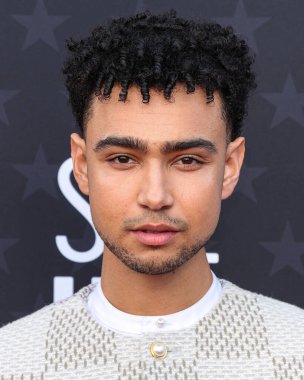 Louis Vuitton ve Cartier marka saat takan Archie Madekwe, 14 Ocak 2024 'te Santa Monica, Los Angeles, Kaliforniya, ABD' de düzenlenen The Barker Hangar 'da düzenlenen 29..