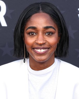 Ayo Edebiri, 14 Ocak 2024 'te Santa Monica, Los Angeles, Kaliforniya' da düzenlenen Barker Hangarı 'nda düzenlenen 29. Yıllık Eleştirmenler Seçimi Ödülleri' ne geldi.. 