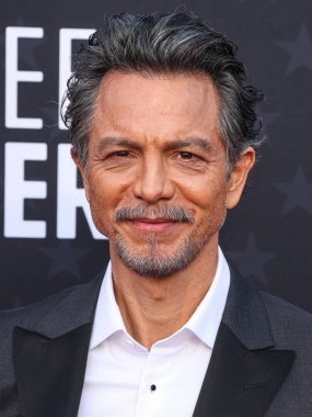 Benjamin Bratt 14 Ocak 2024 'te The Barker Hangar' da düzenlenen 29. Yıllık Eleştirmenler Seçimi Ödülleri 'ne geliyor..