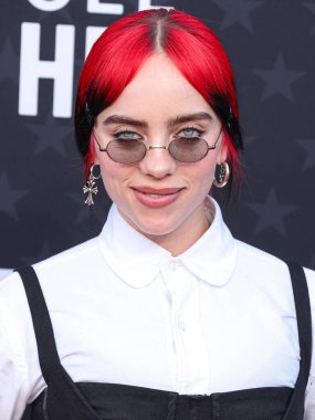 Oliver Peoples gözlükleri ile Thom Browne giyen Billie Eilish, 14 Ocak 2024 'te Santa Monica, Los Angeles, Kaliforniya, ABD' de düzenlenen The Barker Hangar 'da düzenlenen 29..