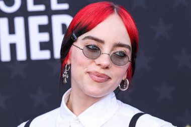 Oliver Peoples gözlükleri ile Thom Browne giyen Billie Eilish, 14 Ocak 2024 'te Santa Monica, Los Angeles, Kaliforniya, ABD' de düzenlenen The Barker Hangar 'da düzenlenen 29..