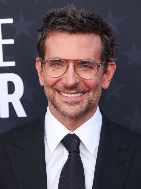 Bradley Cooper, 14 Ocak 2024 'te Santa Monica, Los Angeles, Kaliforniya' da düzenlenen Barker Hangarı 'nda düzenlenen 29. Yıllık Eleştirmenler Seçimi Ödülleri' ne ulaştı..
