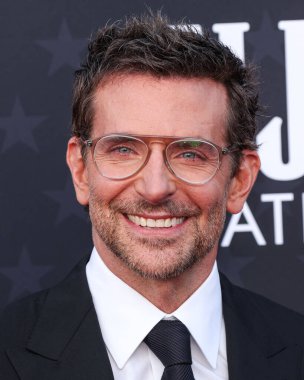 Bradley Cooper, 14 Ocak 2024 'te Santa Monica, Los Angeles, Kaliforniya' da düzenlenen Barker Hangarı 'nda düzenlenen 29. Yıllık Eleştirmenler Seçimi Ödülleri' ne ulaştı..