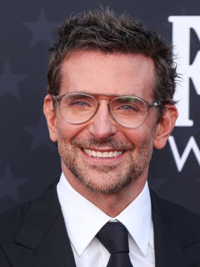 Bradley Cooper, 14 Ocak 2024 'te Santa Monica, Los Angeles, Kaliforniya' da düzenlenen Barker Hangarı 'nda düzenlenen 29. Yıllık Eleştirmenler Seçimi Ödülleri' ne ulaştı..