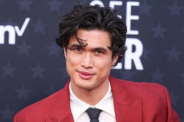 Valentino takım elbise ve ayakkabı giyen Charles Melton, Maria Tash küpeleri ve bir Omega saati 14 Ocak 2024 'te Santa Monica, Los Angeles, Kaliforniya, ABD' de düzenlenen 29.. 