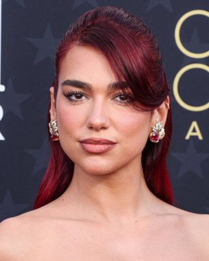 Dua Lipa, 14 Ocak 2024 'te Santa Monica, Los Angeles, Kaliforniya, ABD' de düzenlenen The Barker Hangar 'da düzenlenen 29. Geleneksel Eleştirmenler Seçimi Ödülleri' ne özel bir Prada elbisesi, Prada ayakkabıları ve çanta ile geldi..