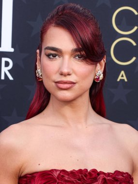 Dua Lipa, 14 Ocak 2024 'te Santa Monica, Los Angeles, Kaliforniya, ABD' de düzenlenen The Barker Hangar 'da düzenlenen 29. Geleneksel Eleştirmenler Seçimi Ödülleri' ne özel bir Prada elbisesi, Prada ayakkabıları ve çanta ile geldi..