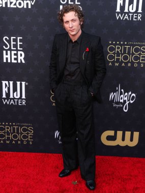 14 Ocak 2024 'te Santa Monica, Los Angeles, Kaliforniya, ABD' de düzenlenen The Barker Hangar 'da düzenlenen 29. Yıllık Eleştirmenler Seçimi Ödülleri' ne YSL ve bir Bulgar broşu ile katılan Jeremy Allen White geldi..