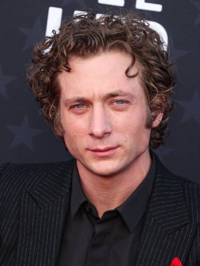 14 Ocak 2024 'te Santa Monica, Los Angeles, Kaliforniya, ABD' de düzenlenen The Barker Hangar 'da düzenlenen 29. Yıllık Eleştirmenler Seçimi Ödülleri' ne YSL ve bir Bulgar broşu ile katılan Jeremy Allen White geldi..