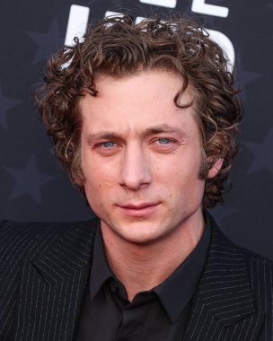 14 Ocak 2024 'te Santa Monica, Los Angeles, Kaliforniya, ABD' de düzenlenen The Barker Hangar 'da düzenlenen 29. Yıllık Eleştirmenler Seçimi Ödülleri' ne YSL ve bir Bulgar broşu ile katılan Jeremy Allen White geldi.. 