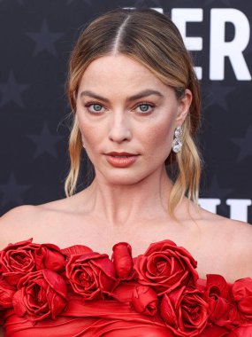 Özel Balmain giyen Margot Robbie 14 Ocak 2024 'te Santa Monica, Los Angeles, Kaliforniya, ABD' de düzenlenen The Barker Hangar 'da düzenlenen 29..