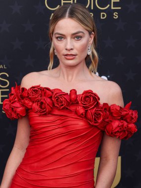 Özel Balmain giyen Margot Robbie 14 Ocak 2024 'te Santa Monica, Los Angeles, Kaliforniya, ABD' de düzenlenen The Barker Hangar 'da düzenlenen 29..