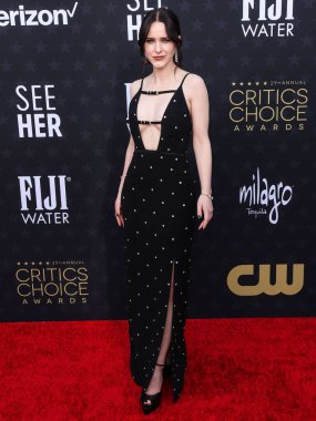 Rachel Brosnahan 'ın Givenchy' i Pomellato 'dan mücevherlerle ve Andrea Wazen' in ayakkabılarıyla giymesi 14 Ocak 2024 'te Santa Monica, Los Angeles, Kaliforniya, ABD' de düzenlenen The Barker Hangar 'da düzenlenen 29..