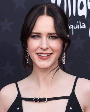 Rachel Brosnahan 'ın Givenchy' i Pomellato 'dan mücevherlerle ve Andrea Wazen' in ayakkabılarıyla giymesi 14 Ocak 2024 'te Santa Monica, Los Angeles, Kaliforniya, ABD' de düzenlenen The Barker Hangar 'da düzenlenen 29..