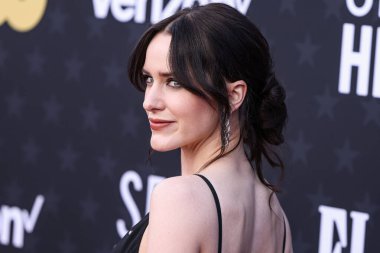 Rachel Brosnahan 'ın Givenchy' i Pomellato 'dan mücevherlerle ve Andrea Wazen' in ayakkabılarıyla giymesi 14 Ocak 2024 'te Santa Monica, Los Angeles, Kaliforniya, ABD' de düzenlenen The Barker Hangar 'da düzenlenen 29..