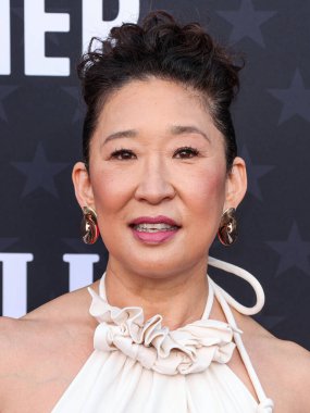 Sandra Oh, 14 Ocak 2024 'te Santa Monica, Los Angeles, Kaliforniya' da düzenlenen Barker Hangarı 'nda düzenlenen 29. Yıllık Eleştirmenler Seçimi Ödülleri' ne ulaştı.. 