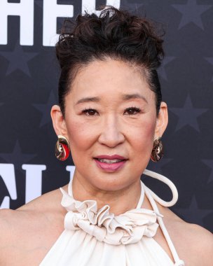 Sandra Oh, 14 Ocak 2024 'te Santa Monica, Los Angeles, Kaliforniya' da düzenlenen Barker Hangarı 'nda düzenlenen 29. Yıllık Eleştirmenler Seçimi Ödülleri' ne ulaştı.. 