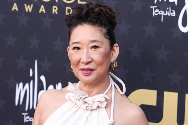 Sandra Oh, 14 Ocak 2024 'te Santa Monica, Los Angeles, Kaliforniya' da düzenlenen Barker Hangarı 'nda düzenlenen 29. Yıllık Eleştirmenler Seçimi Ödülleri' ne ulaştı.. 
