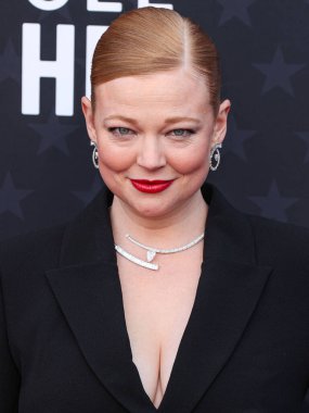 Sarah Snook özel bir Cong Tri elbisesi, Manolo Blahnik ayakkabıları, Tyler Ellis çantası ve Bucherer mücevherleri ile 14 Ocak 2024 'te Santa Monica, Los Angeles, Kaliforniya, ABD' de düzenlenen The Barker Hangar 'da düzenlenen 29.