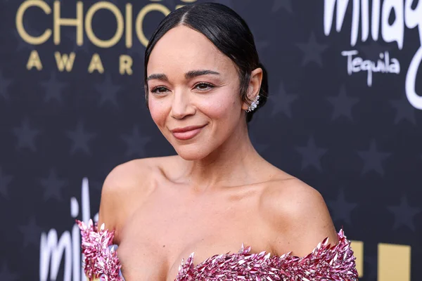 Balmain, Caryn Leeds ve Wolf Kasteler giyen Ashley Madekwe 14 Ocak 2024 'te Santa Monica, Los Angeles, Kaliforniya, ABD' de düzenlenen 29.. 