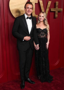 Jason Segel ve Kayla Radomski, 15 Ocak 2024 'te Hollywood, Los Angeles, Kaliforniya, ABD' de düzenlenen ve Apple TV + 'nın 75..