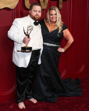 Paul Walter Hauser ve eşi Amy Hauser, 15 Ocak 2024 'te Hollywood, Los Angeles, Kaliforniya, ABD' de düzenlenen ve Apple TV + 'nın 75..