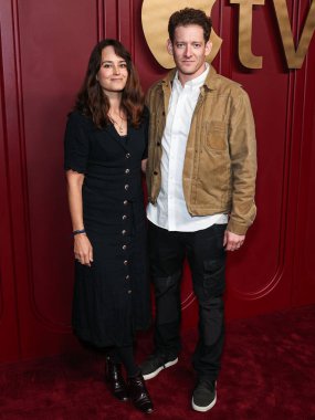 Raye Levine ve Sawyer Spielberg, 15 Ocak 2024 'te Hollywood, Los Angeles, Kaliforniya, ABD' de düzenlenen ve Apple TV + 'nın 75..