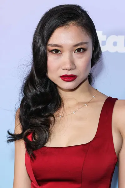 Shuang Hu, 1 Şubat 2024 tarihinde Skirball Kültür Merkezi 'nde düzenlenen 21. Geleneksel G' Day USA Sanat Galası 'na geldi.. 