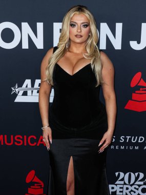 Bebe Rexha, 2 Şubat 2024 'te Los Angeles Kongre Merkezi' nde düzenlenen Jon Bon Jovi onuruna düzenlenen 2024 MusiCares Person of the Year 'a ulaştı..