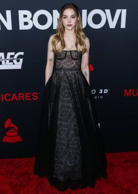 Dove Cameron, 2 Şubat 2024 'te Los Angeles Kongre Merkezi' nde düzenlenen Jon Bon Jovi onuruna düzenlenen 2024 MusiCares Person of the Year 'a ulaştı..