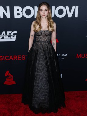Dove Cameron, 2 Şubat 2024 'te Los Angeles Kongre Merkezi' nde düzenlenen Jon Bon Jovi onuruna düzenlenen 2024 MusiCares Person of the Year 'a ulaştı..