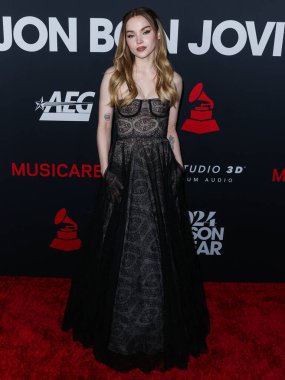 Dove Cameron, 2 Şubat 2024 'te Los Angeles Kongre Merkezi' nde düzenlenen Jon Bon Jovi onuruna düzenlenen 2024 MusiCares Person of the Year 'a ulaştı..