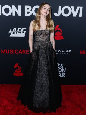 Dove Cameron, 2 Şubat 2024 'te Los Angeles Kongre Merkezi' nde düzenlenen Jon Bon Jovi onuruna düzenlenen 2024 MusiCares Person of the Year 'a ulaştı..
