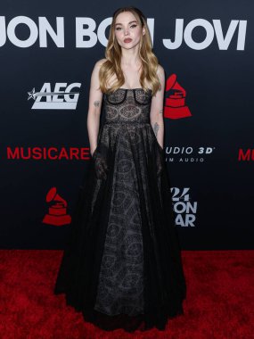 Dove Cameron, 2 Şubat 2024 'te Los Angeles Kongre Merkezi' nde düzenlenen Jon Bon Jovi onuruna düzenlenen 2024 MusiCares Person of the Year 'a ulaştı..