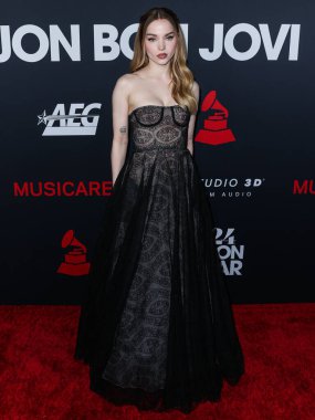 Dove Cameron, 2 Şubat 2024 'te Los Angeles Kongre Merkezi' nde düzenlenen Jon Bon Jovi onuruna düzenlenen 2024 MusiCares Person of the Year 'a ulaştı..