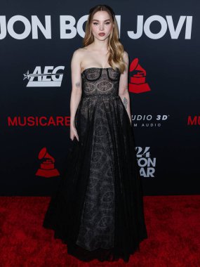Dove Cameron, 2 Şubat 2024 'te Los Angeles Kongre Merkezi' nde düzenlenen Jon Bon Jovi onuruna düzenlenen 2024 MusiCares Person of the Year 'a ulaştı..