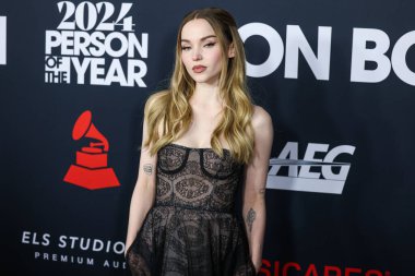 Dove Cameron, 2 Şubat 2024 'te Los Angeles Kongre Merkezi' nde düzenlenen Jon Bon Jovi onuruna düzenlenen 2024 MusiCares Person of the Year 'a ulaştı..