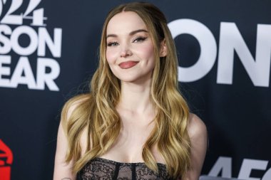 Dove Cameron, 2 Şubat 2024 'te Los Angeles Kongre Merkezi' nde düzenlenen Jon Bon Jovi onuruna düzenlenen 2024 MusiCares Person of the Year 'a ulaştı..