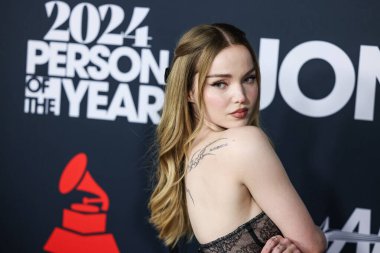 Dove Cameron, 2 Şubat 2024 'te Los Angeles Kongre Merkezi' nde düzenlenen Jon Bon Jovi onuruna düzenlenen 2024 MusiCares Person of the Year 'a ulaştı..