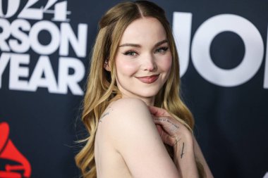 Dove Cameron, 2 Şubat 2024 'te Los Angeles Kongre Merkezi' nde düzenlenen Jon Bon Jovi onuruna düzenlenen 2024 MusiCares Person of the Year 'a ulaştı..