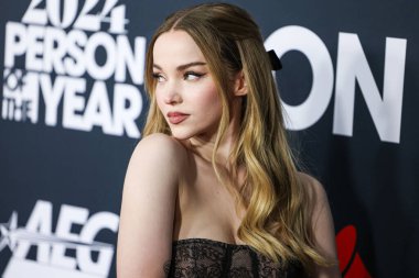 Dove Cameron, 2 Şubat 2024 'te Los Angeles Kongre Merkezi' nde düzenlenen Jon Bon Jovi onuruna düzenlenen 2024 MusiCares Person of the Year 'a ulaştı..