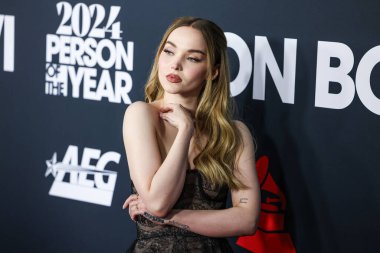 Dove Cameron, 2 Şubat 2024 'te Los Angeles Kongre Merkezi' nde düzenlenen Jon Bon Jovi onuruna düzenlenen 2024 MusiCares Person of the Year 'a ulaştı..