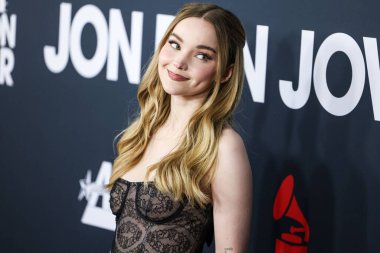 Dove Cameron, 2 Şubat 2024 'te Los Angeles Kongre Merkezi' nde düzenlenen Jon Bon Jovi onuruna düzenlenen 2024 MusiCares Person of the Year 'a ulaştı..