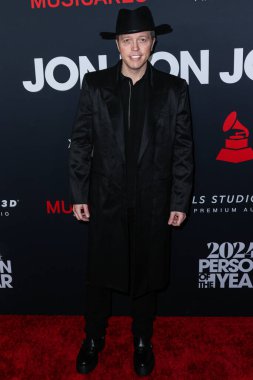 Jason Isbell, 2 Şubat 2024 'te Los Angeles Kongre Merkezi' nde düzenlenen Jon Bon Jovi onuruna düzenlenen 2024 MusiCares Person of the Year 'a ulaştı..